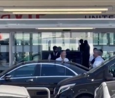记者：亚马尔经纪人门德斯抵达巴萨，参加续约和10号球衣公布仪式